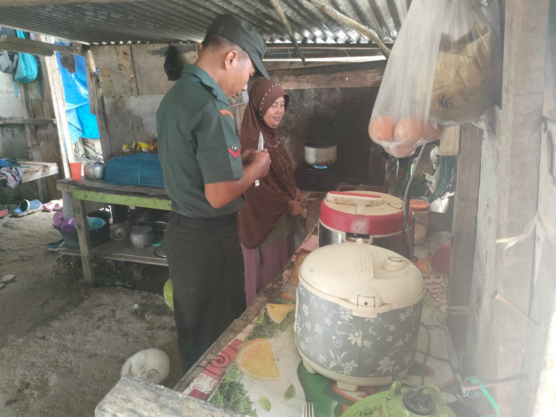 Kopda L Sigalingging Bentu Warga Dengan Masuk Dapur Ibu Ramadani Warga Kurang Mampu di Kampung Kuala Gasib