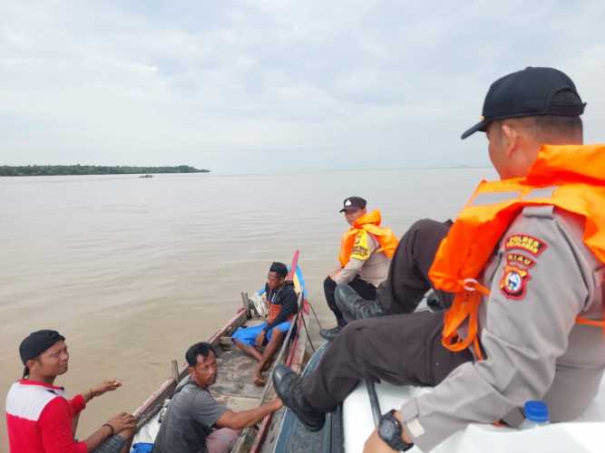 Dua Orang Nelayan Ayah dan Anak Hilang, Diduga Tenggelam di Perairan Kuala Kampar