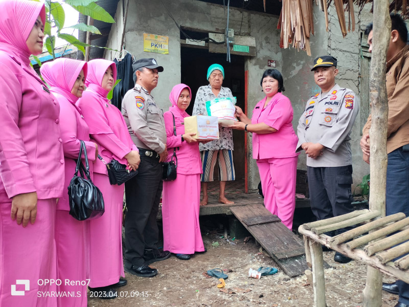 Bakti Sosial Polsek Tempuling, Bagikan Sejumlah Paket Sembako Kepada Warga Kurang Mampu