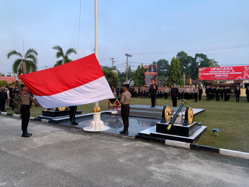Kapolres Kampar Pimpin Upacara Pengibaran Bendera Merah Putih di HUT RI ke-79