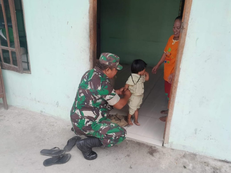 Hari Ini, Babinsa Sertu Venus Luberto Cek Anak Stunting di Wilayah Kampung Perawang Barat