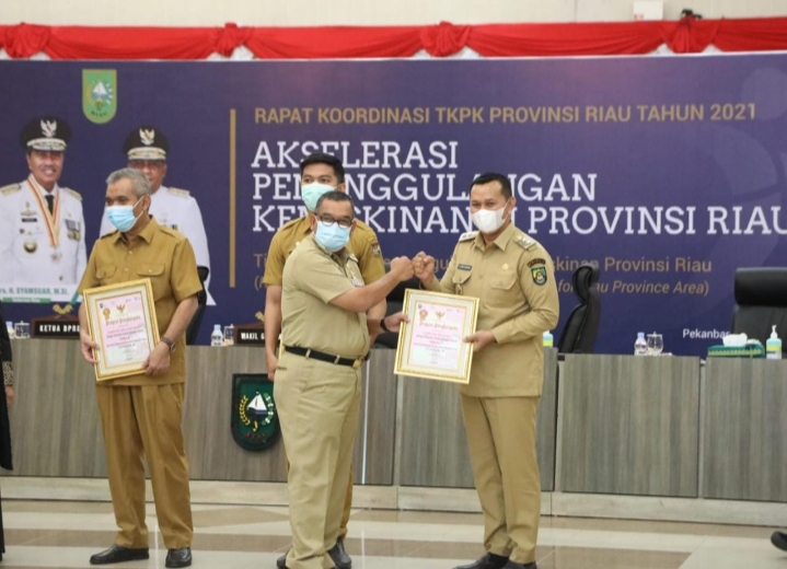 Pemkab Rohul Terima Piagam Penghargaan Peringkat Kinerja Terbaik Tiga Se-provinsi Riau