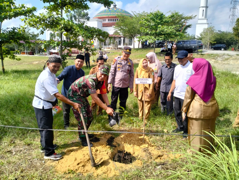 Peringati Hari Bumi, Danramil 03/Minas Pimpin Gerakan Penanaman 1 Juta Pohon Matoa