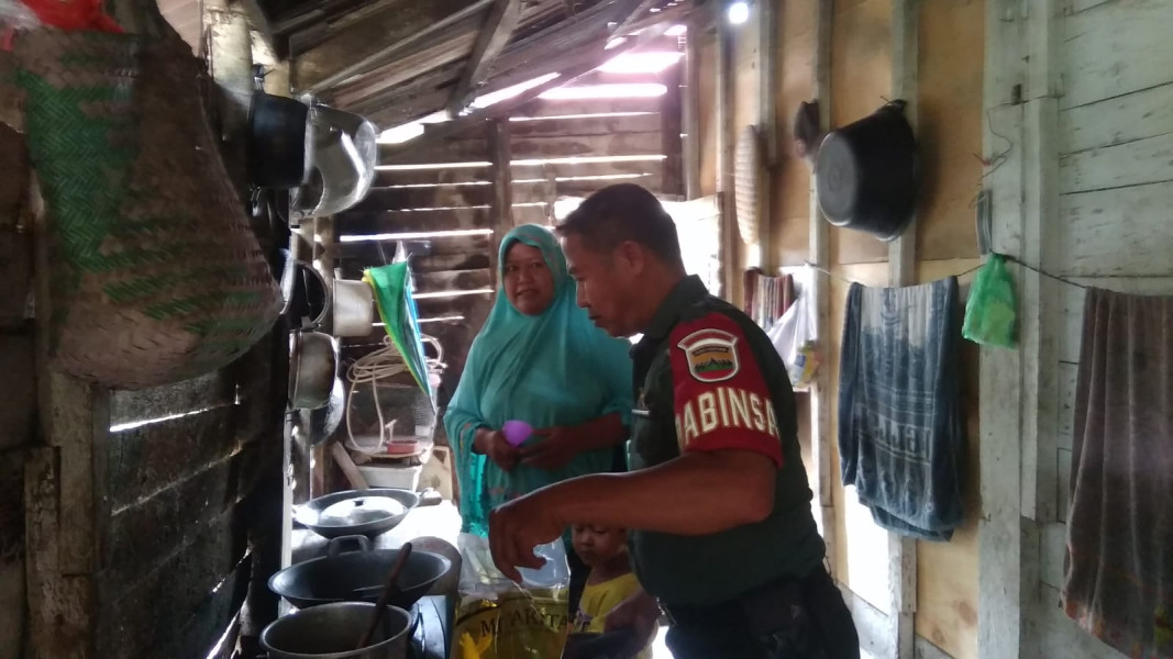 Babinsa Koramil 04/Perawang Bentu Warga Dengan Masuk Dapur Ibu Sunantri Warga Kurang Mampu di Kampung Empang Pandan