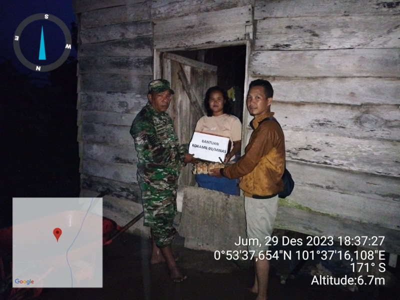 Peduli Warga Terdampak Banjir di Sungai Mandau, Koramil 03/Minas Salurkan Bantuan Paket Sembako