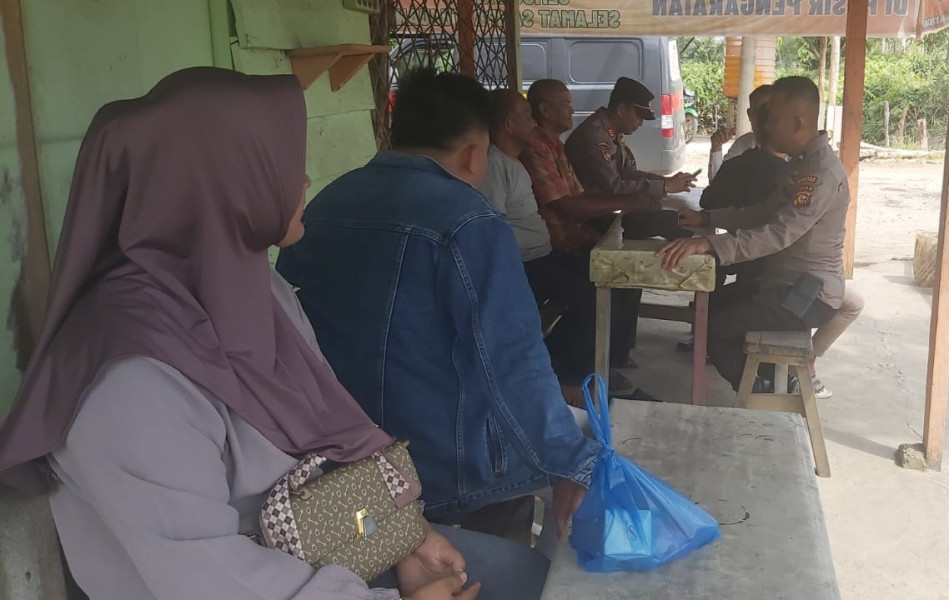 Personil Sat Binmas Polres Rohul Gelar Jum'at Curhat Di PO Bus PT Batang Pane