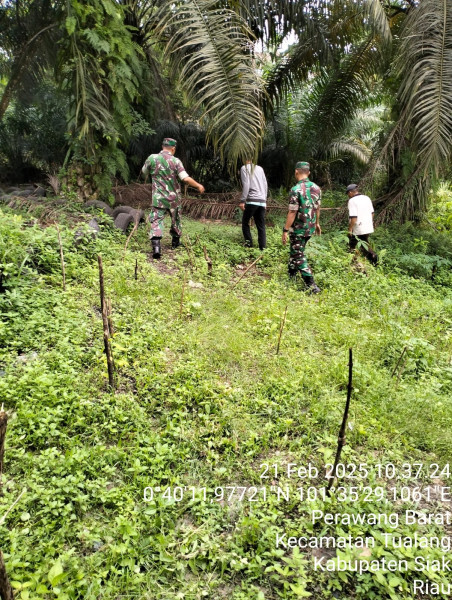 Babinsa Koramil 04/Perawang Peltu Ramli Nst dan Kopda Gunariadi, Tingkatkan Patroli Karhutla di Kampung Perawang Barat