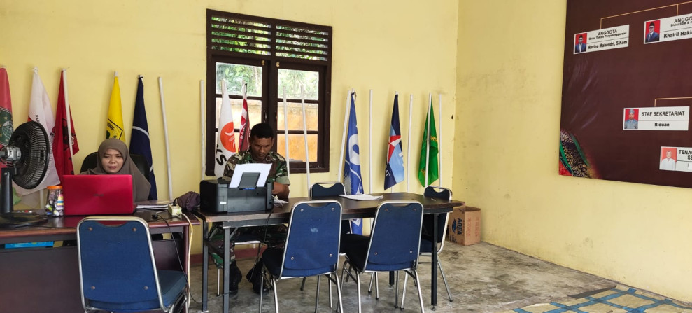 Serma Muhajir Babinsa Koramil 03/Minas Monitoring Pentahapan Pemilukada 2024 di Kantor PPK Kecamatan Minas