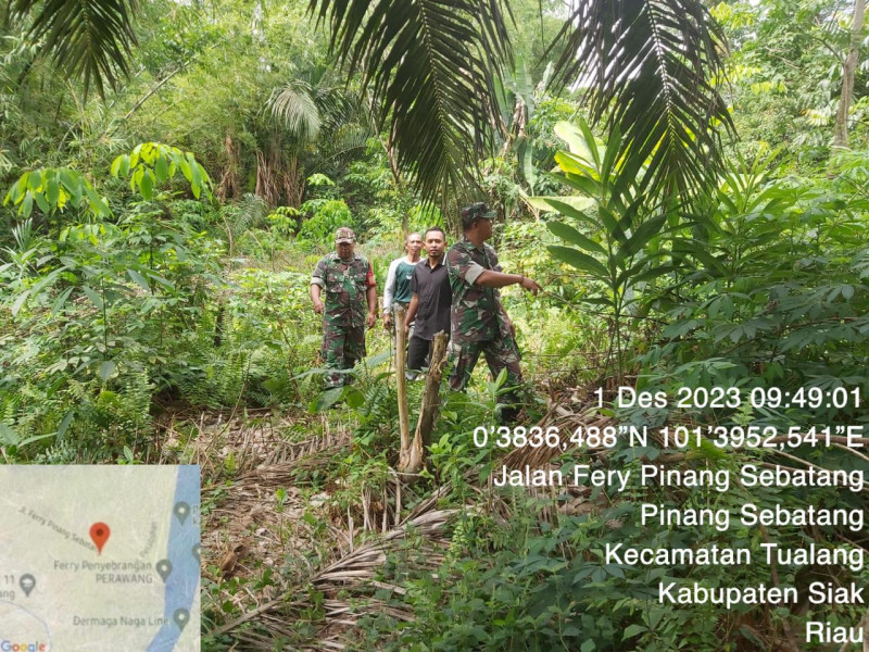 Bersama Masyarakat di Pinang Sebatang, Sertu Sahidin dan Serda Dedy H Lakukan Penanggulangan Karhutla Dengan Cara Berpatroli