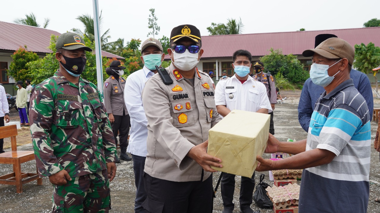 Kapolres Siak & Bupati Lakukan Pengawasan Pelaksanaan Vaksinasi dan Berikan Bantuan di Teluk Lanus