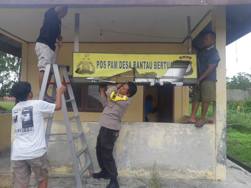 Bhabinkamtibmas Polsek Minas Bersama Masyarakat Kampung Rantau Bertuah Goro Bersihkan Pos Bhabinkamtibmas