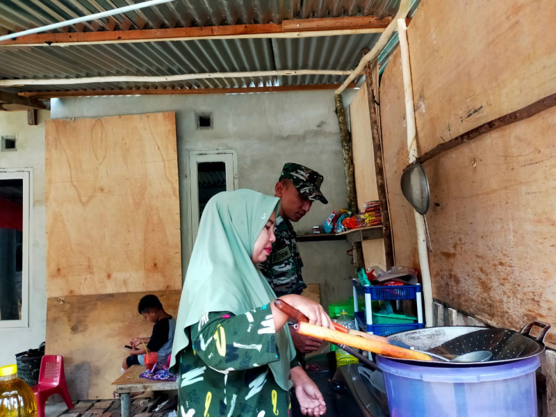 Sertu Joko Purnomo Bentu Warga Dengan Masuk Dapur Maimunah Warga Kurang Mampu di Tasik Betung