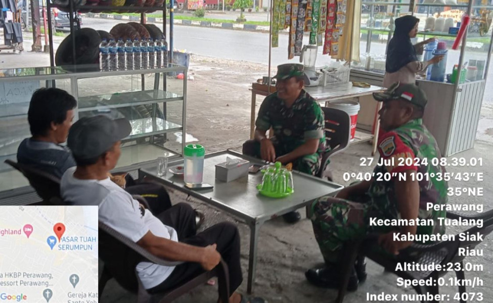 Melalui Komsos, Serka Alexander dan Sertu Sahidin Ajak Masyarakat Perawang Selalu Peduli Kebersihan Lingkungan Dan Kesehatan