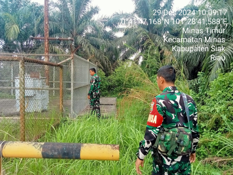 Babinsa Koramil 03/Minas Patroli Intensif Jaga Keamanan Objek Vital Nasional Di wilayah Kerja PT PHR