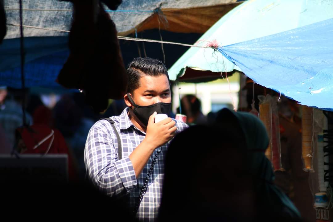 Bagikan Ribuan Masker di Pasar, Ini Pesan Camat Sungai Mandau Untuk Masyarakatnya