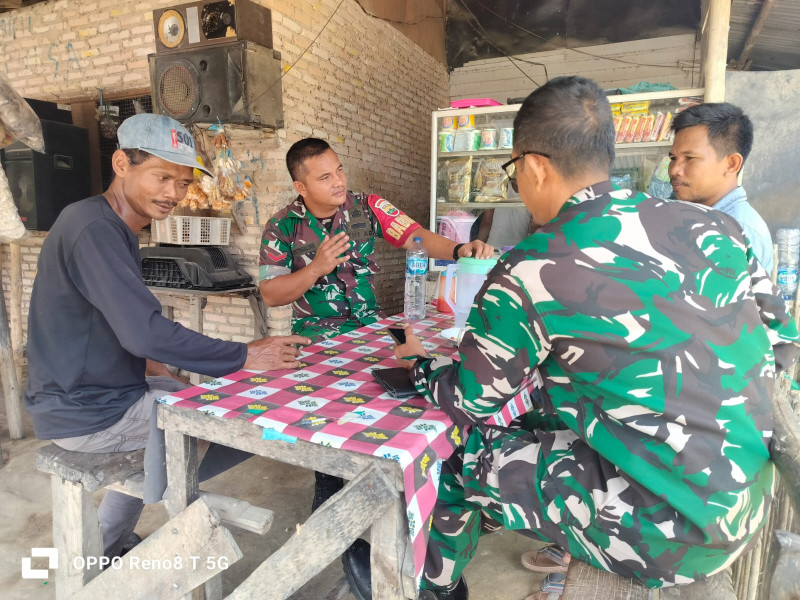 Babinsa Koramil 03/Minas Kopda AKP Hutagalung, Bersama Serda Mayus Gelar Komsos Kesehatan di Kampung Minas Barat