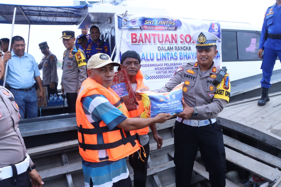 Bentuk Kepedulian Polri, Polres Inhil Berbagi Sembako Kepada Nelayan