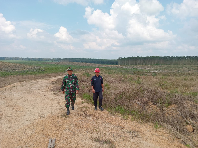 Babinsa Koramil 03/Minas Serka Sri Wahyudi Patroli Pencegahan Karhutla di Kampung Lubuk Jering