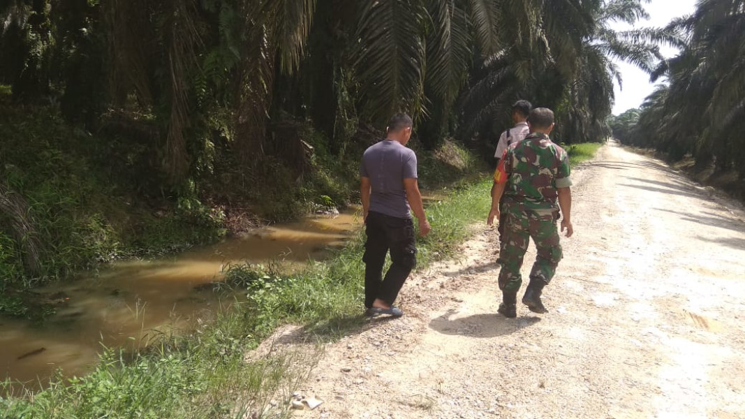 Serda L Syahdanur  Bersama Warga Binaan Patroli Gabungan Antisipasi Karhutla Secara Rutin di Wilayah Kampung Tualang