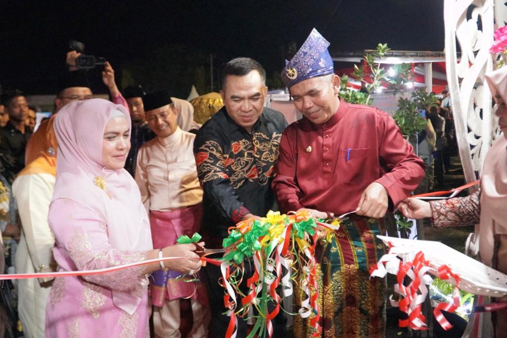 Gunting Pita Tandai Pembukaan Bazaar Bagholek Godang Festival 2022 Kabupaten Kampar 