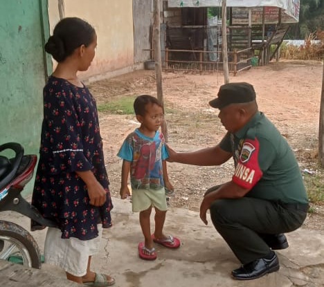 Babinsa Sertu Sahidin Giat Pengecekan Anak Warga Yang Stunting di Kampung Sengkemang 