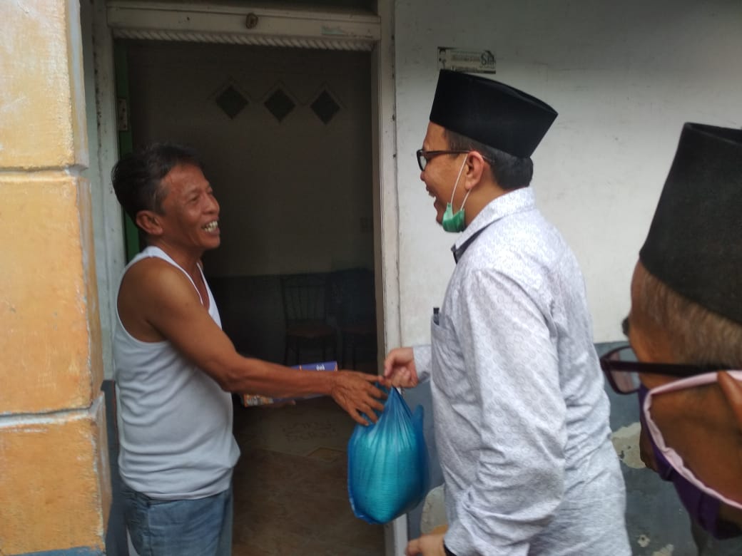 Ketua DPRD Bengkalis Khairul Umam Bagikan Nasi Kotak Dan Beras Untuk Warga