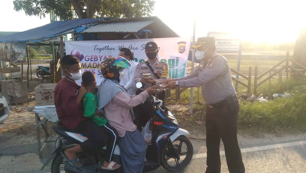 Gebyar Ramadhan 1443 H, Polsek Minas Hari Ini Bagikan 200 Paket Takjil Berbuka Puasa