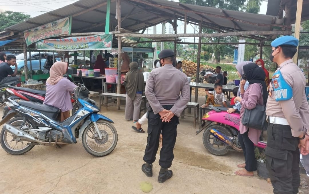 Sasar Pasar Tumpah, Polsek Pangkalan Lesung Ajak Masyarakat Disiplin Prokes