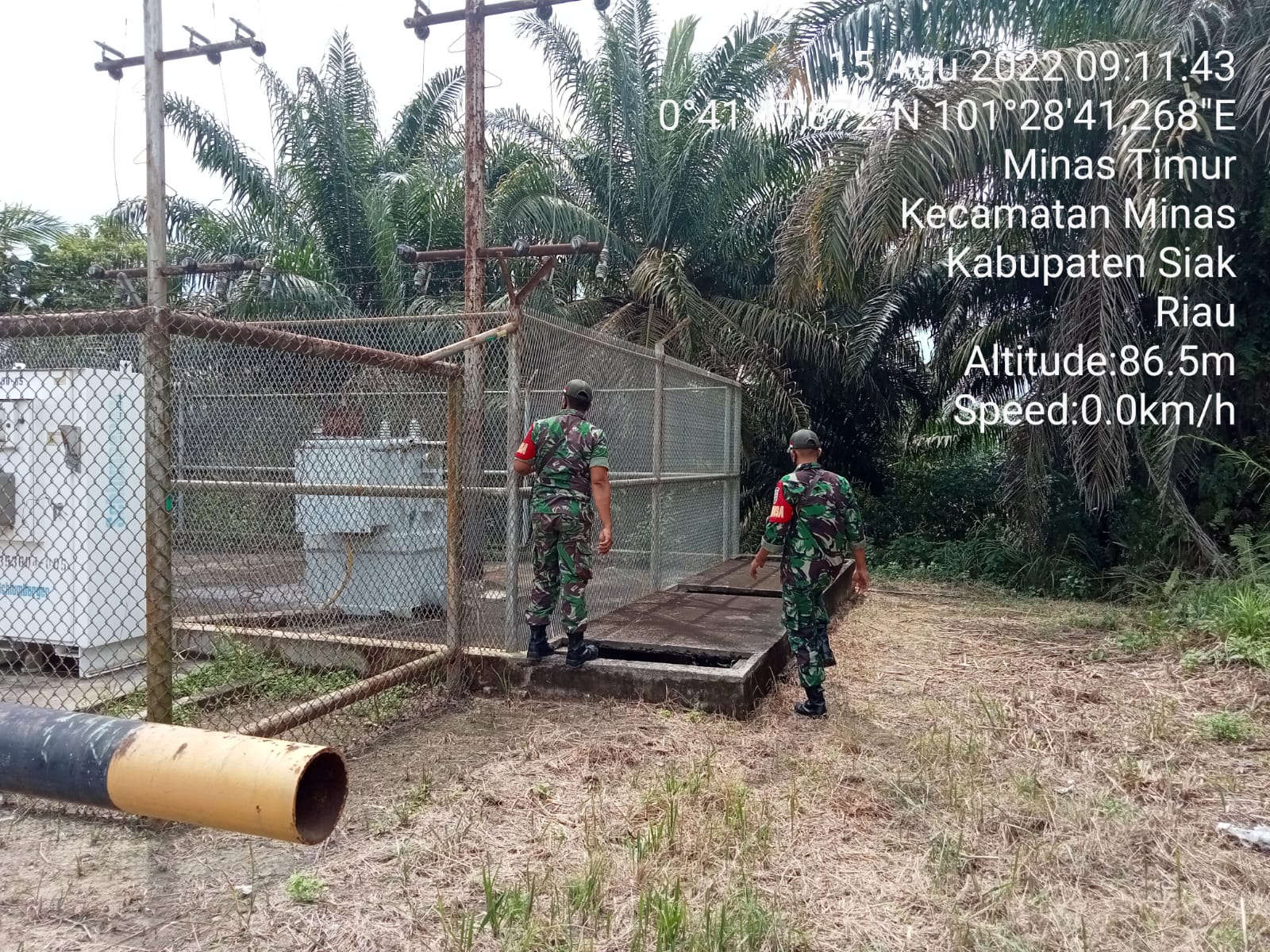Penguatan Binter SKK Migas Serda Mayus Maruli & Kopda Salomo Sembiring Patroli di Area 1 PT PHR Mina