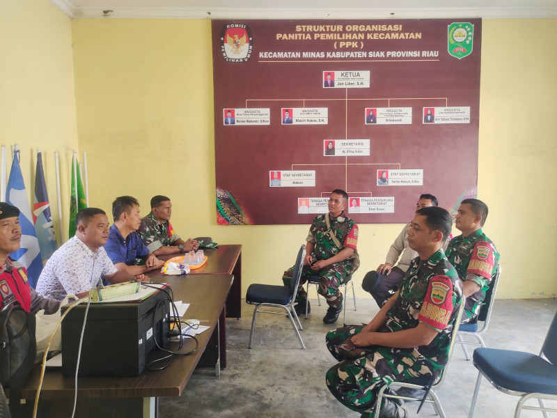 Intensifkan Monitoring Pentahapan Pilkada 2024, Sertu Sugiarto Sambangi Kantor PPK & Panwas Kecamatan Minas