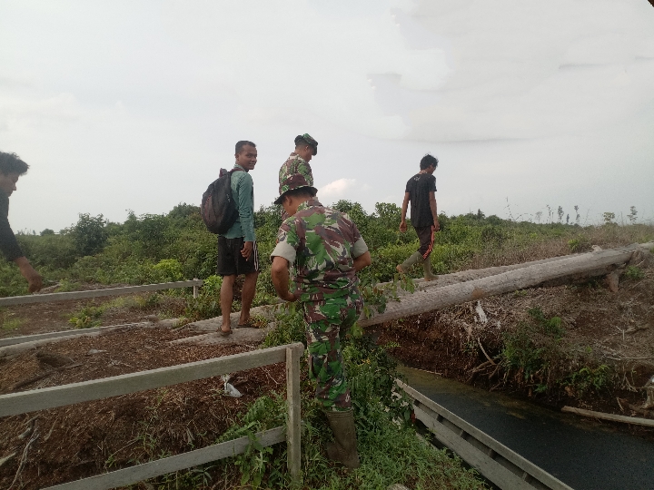 Serka Ardhi Syam Bersama Warga Kampung di Dusun Tepian Cina Kampung Olak, Lakukan Kegiatan Patroli Dan Cek Embung Bertujuan Untuk Antisipasi Karhutla