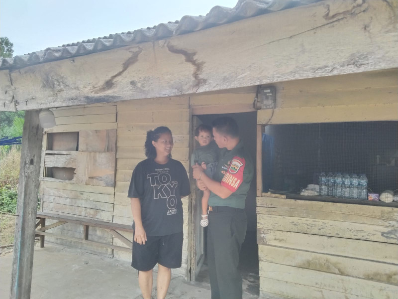 Babinsa Koramil 04/Perawang Koptu Togi Sitorus Pantau Kondisi Anak Stunting di Kampung Tualang Timur