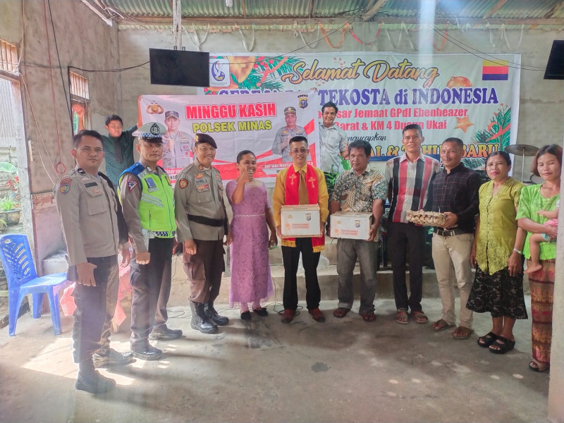 Giat Minggu Kasih, Personil Polsek Minas Dengarkan Curhatan Jemaat Greja GPDI & Serahkan Bantuan Paket Sembako