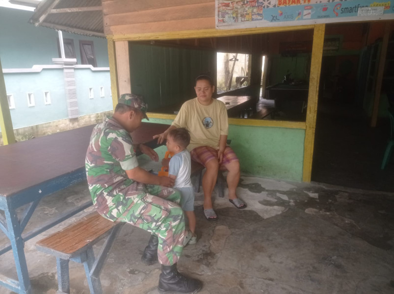 Babinsa Koramil 04/Perawang Dampingi Pengecekan Anak Stunting di Kuala Gasib