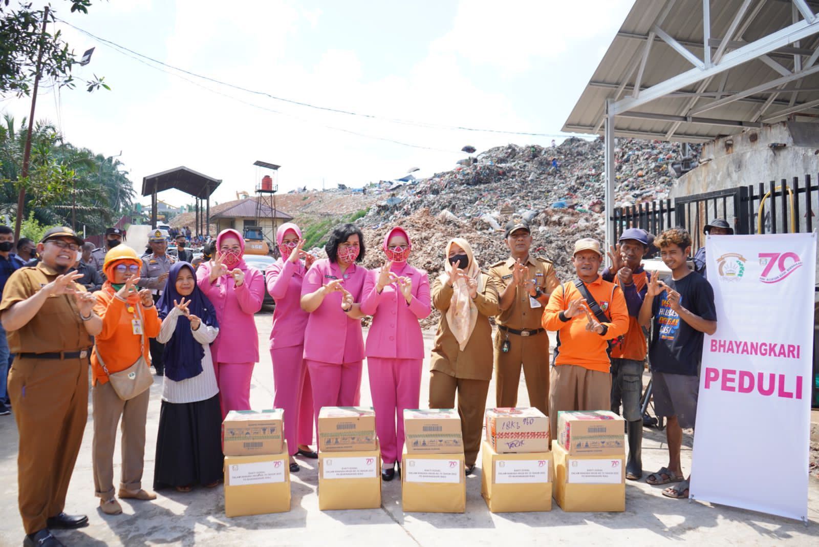 Ketua Daerah Bhayangkari Riau Bangun MCK dan Bagikan Sembako Kepada Pekerja di TPA Muara Fajar