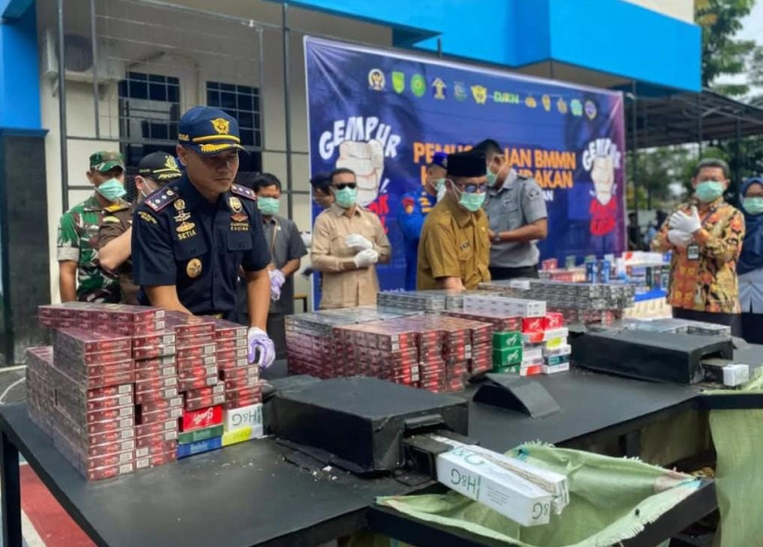 Ribuan Rokok dan Minuman Keras Ilegal Dimusnahkan Bea Cukai Tembilahan