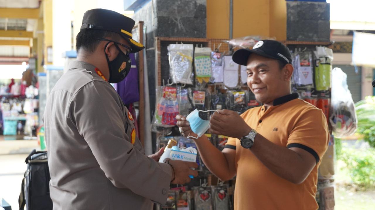 Kapolres Siak AKBP Gunar Tinjau Pasar Belantik Raya Sembari Bagi-bagikan Masker