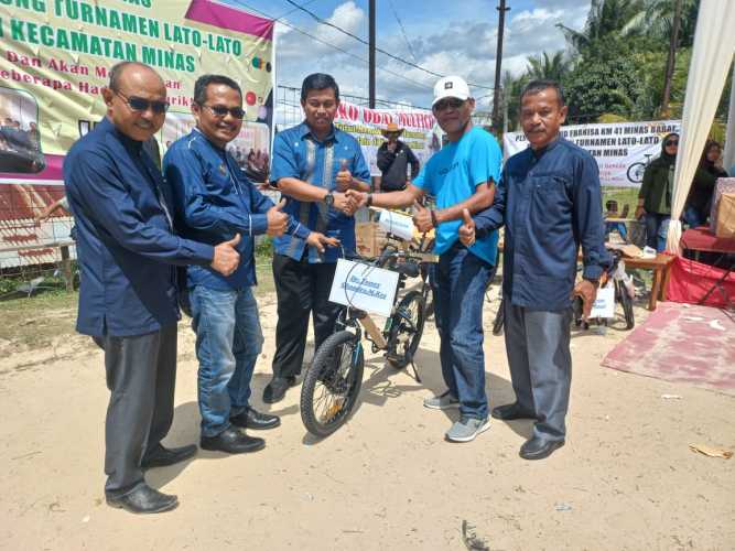 Dukung Festival Lato-Lato di Kecamatan Minas Dr Tonny Chandra Sumbangkan Hadiah Sepeda Dan Hadiah Door Prize Bagi Peserta Yang Kalah