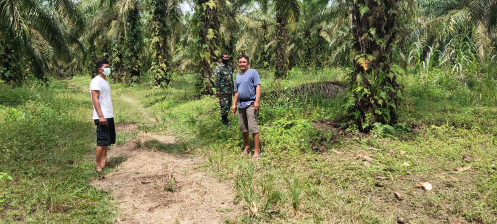 Bersama Warga Binaan, Serma Muhajir Lakukan Penanggulangan Karhutla Dengan Berpatroli di Minas Jaya