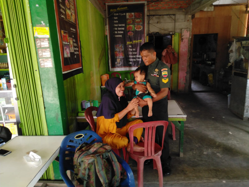 Serka Risman Girsang Sambangi Kediaman Warga di Sungai Selodang Untuk Lakukan Giat Pengecekan Anak Penderita Stunting 