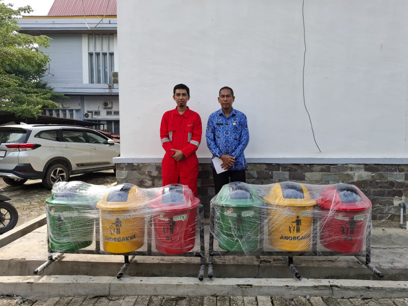 EMP Bentu Limited Dukung Pelalawan Menuju Kabupaten Terbersih, Serahkan 20 Unit Tempat Sampah Terpilah