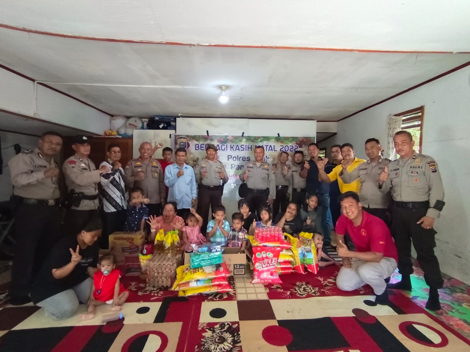 Dalam Rangka Perayaan Natal 2022, Personil Polres Siak Dipimpin AKP RE Sitorus Giat Baksos Kunjungi Panti Asuhan di Minas