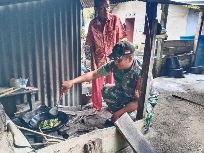 Babinsa Koramil Minas Serda Sugiarto Giat Rutin Babinsa Masuk Dapur di Rumah Warga Kampung Muara Kelantan.