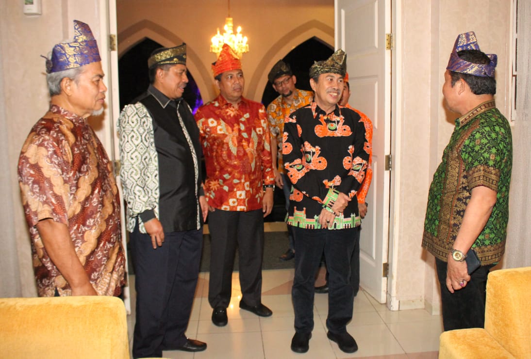 Gubernur Riau Buka Festival Gasing Internasional Kedua Di Siak