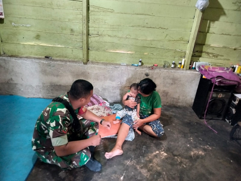 Babinsa Koramil 03/Minas Kopda AKP Hutagalung Giat Pengecekan Anak Penderita Stunting di Minas Barat