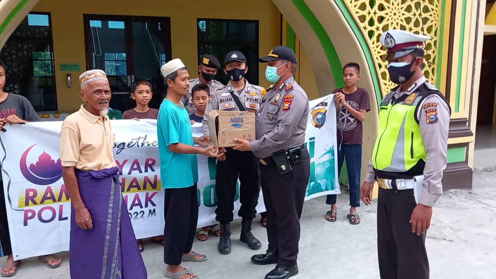 Gebyar Ramadhan, Polsek Minas Rutin Membagikan 200 Paket Takjil Kepada Masyarakat