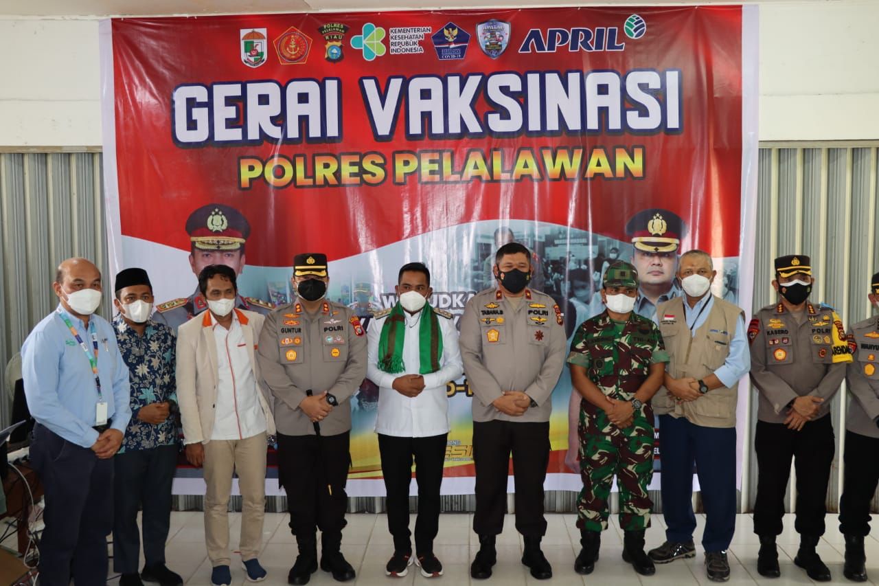 Tinjau Vaksinasi Masaal di Pelalawan, Wakapolda Riau Apresiasi Antusias Masyarakat Untuk Divaksin