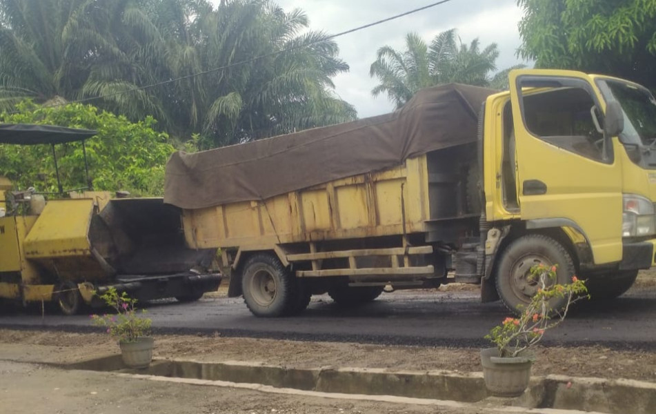 Mantap! Desa Sontang Berhasil Aspal Jalan Lingkungan Tanpa Gunakan APBDes Maupun APBD Rohul