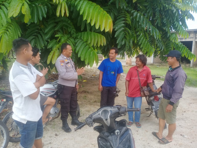 Ciptakan Pemilu Damai di 2024, Anggota Bhabinkamtibmas Polsek Tapung Sampaikan Pesan untuk warga
