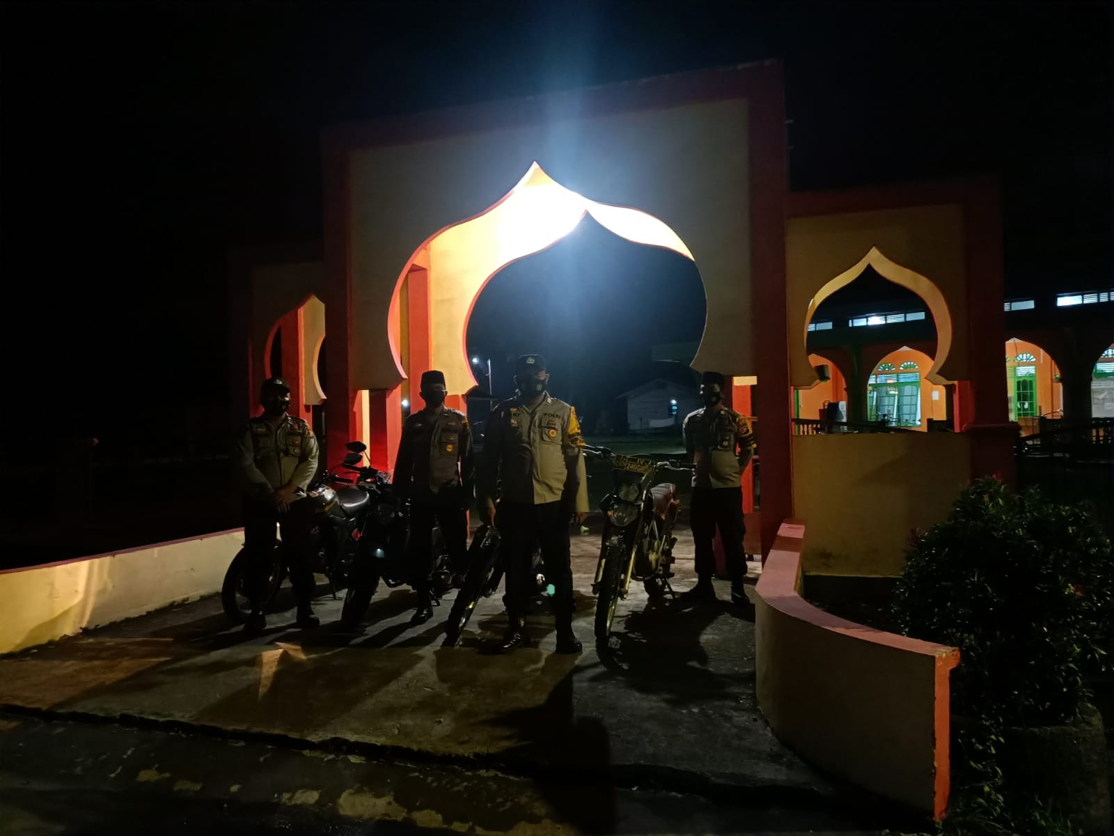 Pelaksanaan Sholat Tarawih, Polsek Kuala Kampar Amankan Masjid